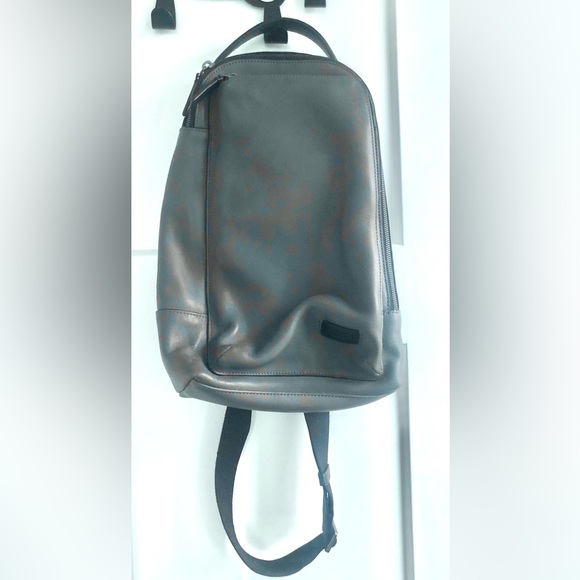 New TUMI Harrison Emerson genuine grey leather sling crossbody shoulder bag - Picture 2 of 8